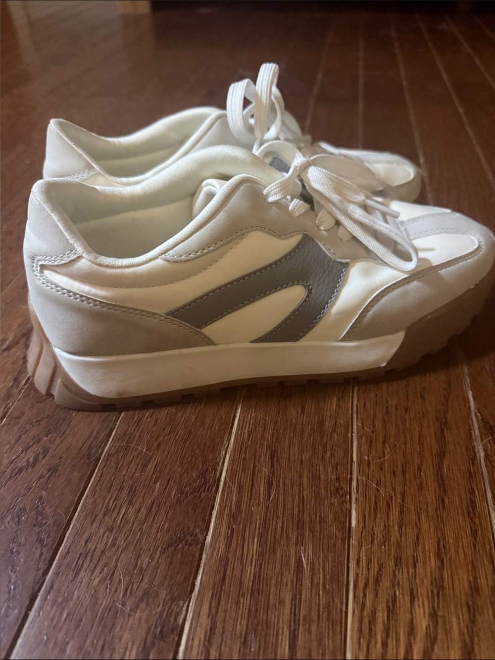 La Sherpa’s Women’s Neutral Cream & Gray Platform Lace-Up Sneakers